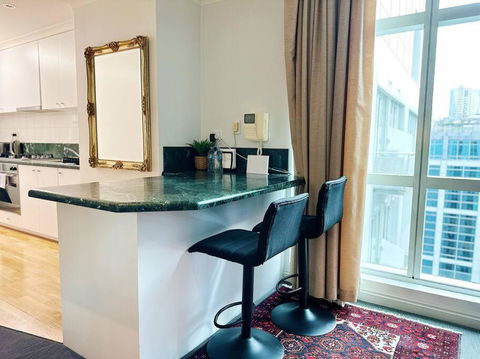 Aspire CBD One Bedroom With Indoor Pool & Parking Available - Accommodation Australia 4