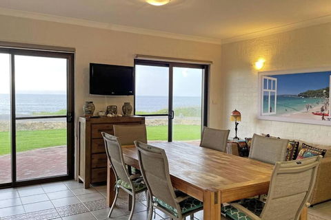 Augusta Beachfront - Watch The Whales Go By - Accommodation Australia 3