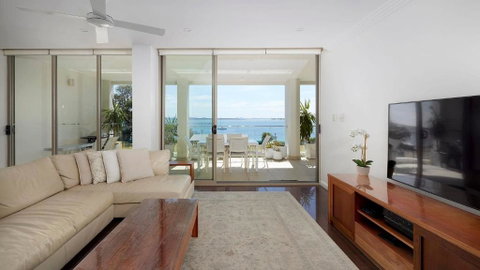 Aura 2 Apartment With Spectacular Views - Accommodation Australia 4