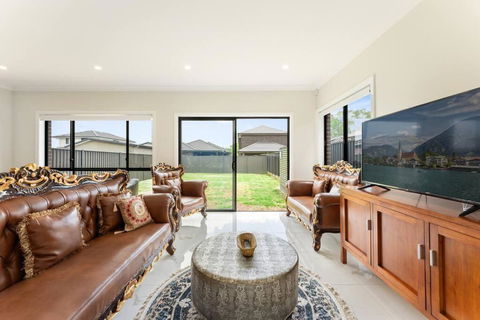 Austral Spacious Large 5 Br Home With Central AC - Accommodation Australia 0