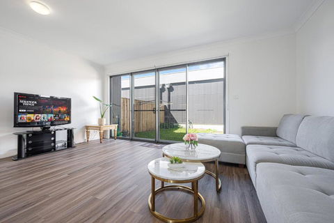 Austral Warm 4br House With Parking&WiFi - Accommodation Australia 0