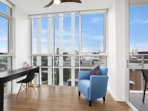 As The Sun Sets - Modern And Spacious 2BR Zetland Apartment Facing The Setting Sun - Accommodation Australia 3