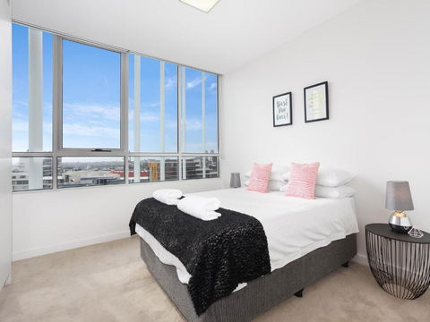 As The Sun Sets - Modern And Spacious 2BR Zetland Apartment Facing The Setting Sun - Accommodation Australia 4