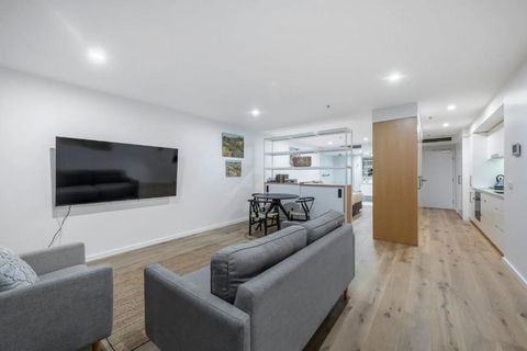 Architectural Delight On Lonsdale - Accommodation Australia 2