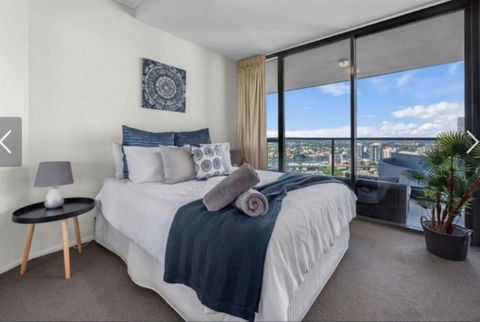 AU1 - Aurora Skyscraper CBD For Business Or Pleasure - Accommodation Australia 3