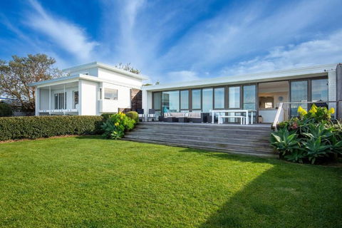 Azure Absolute Beachfront I Pet Friendly - Accommodation Australia 2