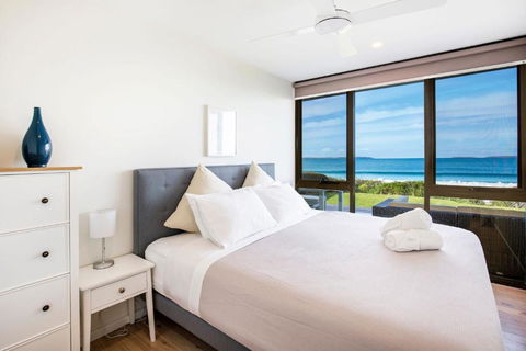 Azure Absolute Beachfront I Pet Friendly - Accommodation Australia 3