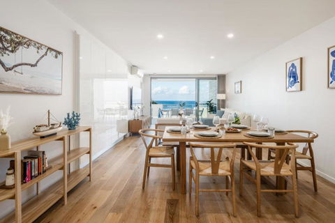 Azure Oceanside Apartment At Kings Beach - Accommodation Australia 4