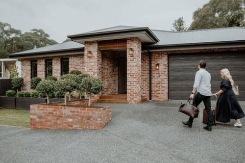 BADGER HOUSE - 4 Bed, 4 Bath, Stunning Entertainer Plus Fire - Accommodation Australia 1