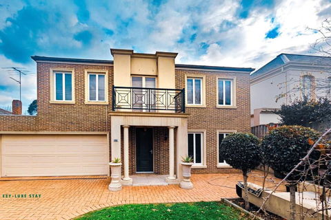 Balwyn Luxury 5BR Mansion With Cinema & BBQ - Accommodation Australia 0