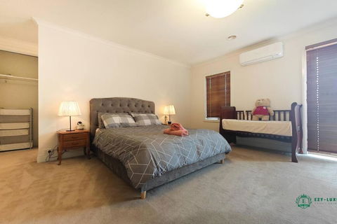 Balwyn Luxury 5BR Mansion With Cinema & BBQ - Accommodation Australia 3