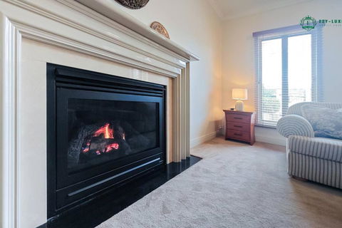 Balwyn Luxury 5BR Mansion With Cinema & BBQ - Accommodation Australia 4