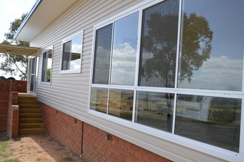 BATHURST GOLDFIELDS RESIDENCE On MOUNT PANORAMA - Accommodation Australia 3