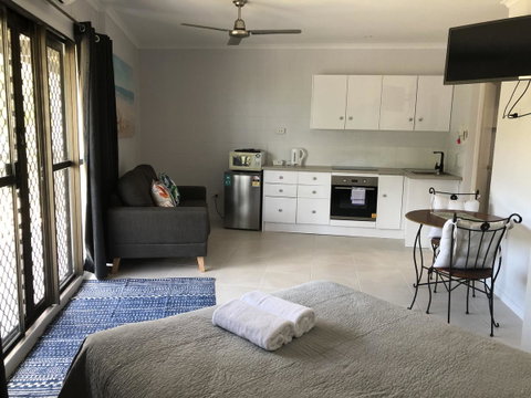 Whitsunday Waterfront Apartments - Accommodation Australia 6