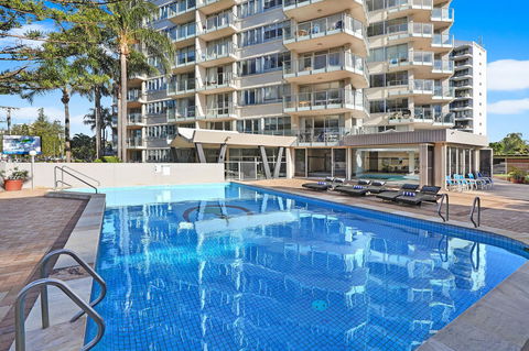 Pacific Regis Beachfront Holiday Apartments - Australia Shopping 3