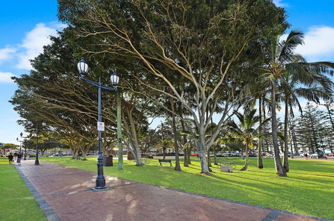 Pacific Regis Beachfront Holiday Apartments - Australia Shopping 18