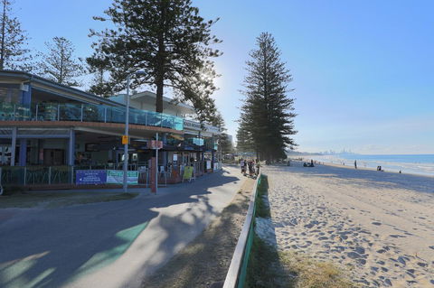 Pacific Regis Beachfront Holiday Apartments - Australia Shopping 17