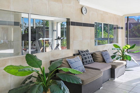 Pacific Regis Beachfront Holiday Apartments - Australia Shopping 7