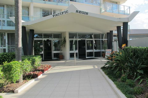 Pacific Regis Beachfront Holiday Apartments - Australia Shopping 10