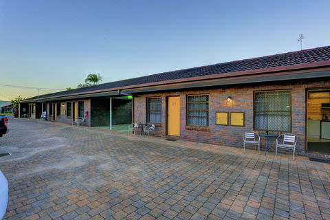 Chalet Motor Inn - Accommodation Australia 10
