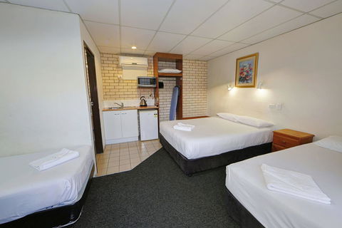 Chalet Motor Inn - Accommodation Australia 17