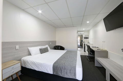 Chalet Motor Inn - Accommodation Australia 14