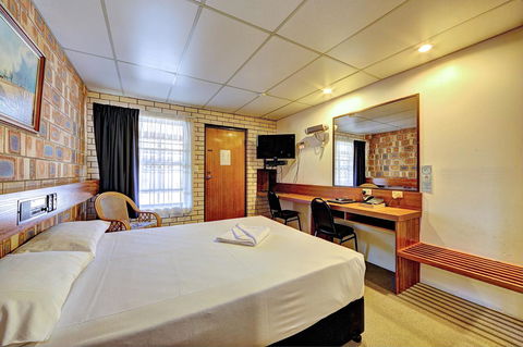 Chalet Motor Inn - Accommodation Australia 15
