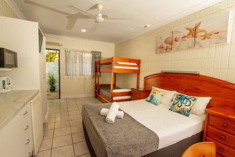 Tropical Palms Resort & 4WD Hire - Accommodation Australia 3