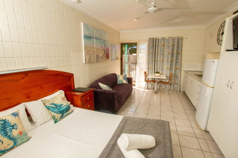 Tropical Palms Resort & 4WD Hire - Accommodation Australia 9