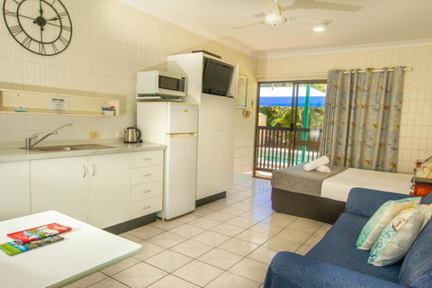 Tropical Palms Resort & 4WD Hire - Accommodation Australia 10