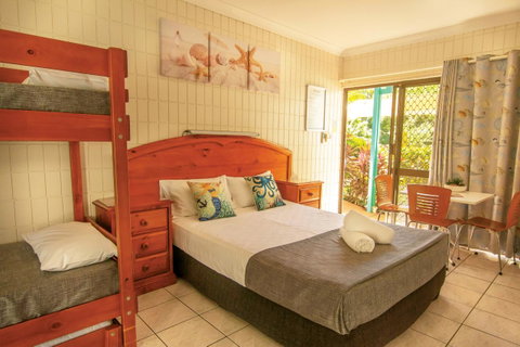 Tropical Palms Resort & 4WD Hire - Accommodation Australia 2