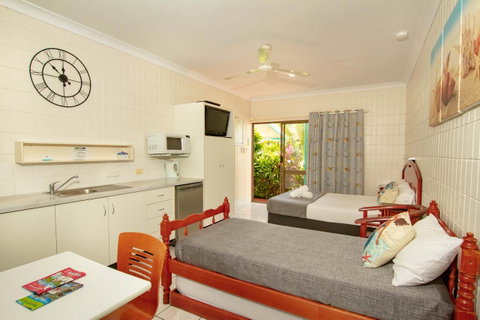 Tropical Palms Resort & 4WD Hire - Accommodation Australia 7