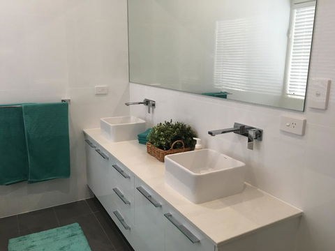 Modern Beach Villa - Accommodation Australia 6