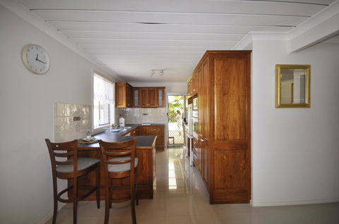 Ocean Wave - Accommodation Australia 6