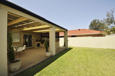 Ocean Wave - Accommodation Australia 21