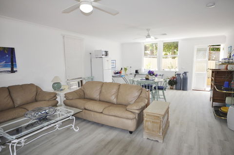 Retro Beach Flat - Accommodation Australia 14