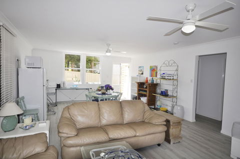 Retro Beach Flat - Accommodation Australia 3