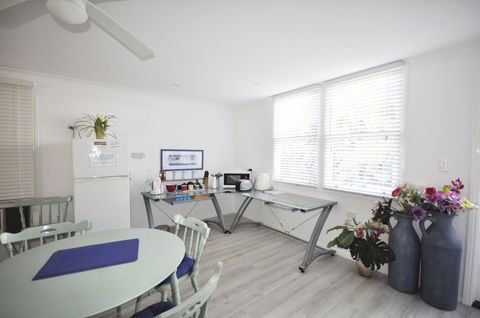 Retro Beach Flat - Accommodation Australia 9