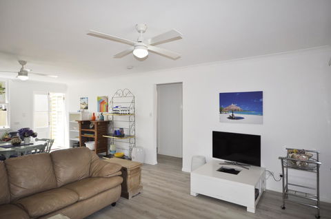 Retro Beach Flat - Accommodation Australia 4