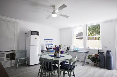 Retro Beach Flat - Accommodation Australia 12