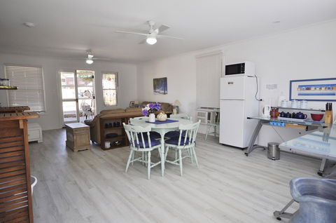 Retro Beach Flat - Accommodation Australia 10