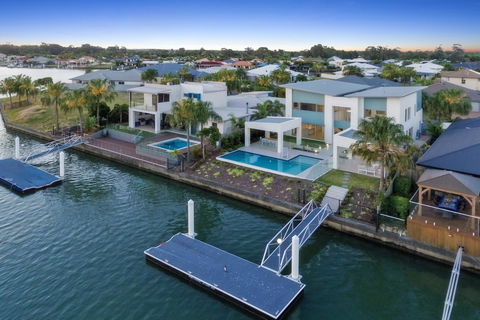 Luxury Canal Front Holiday House - Accommodation Australia 2