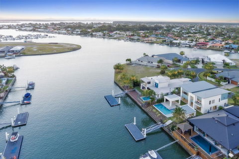 Luxury Canal Front Holiday House - Accommodation Australia 10