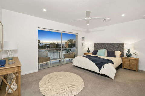 Luxury Canal Front Holiday House - Accommodation Australia 4