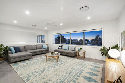 Luxury Canal Front Holiday House - Accommodation Australia 8