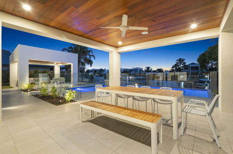 Luxury Canal Front Holiday House - Accommodation Australia 14