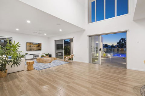 Luxury Canal Front Holiday House - Accommodation Australia 9
