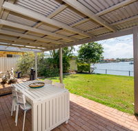 Lowset home on the canal - Dolphin Dr Bongaree - Accommodation Australia
