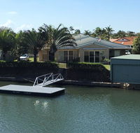 Ground floor family unit on the canal with free WIFI - Accommodation Australia