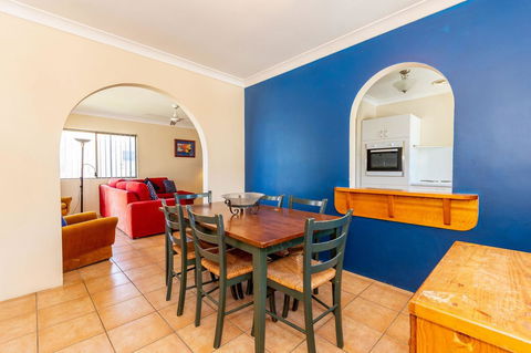 Fantastic Views From This Top Floor Unit! - Accommodation Australia 2